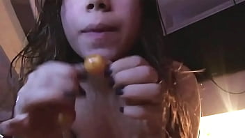 Novinha linda se masturbando dedando o cu e usando bolinhas anais