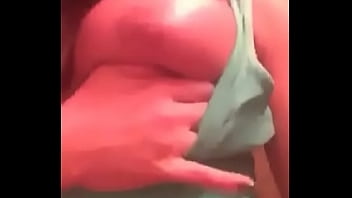 Teen tetona enseña tetas