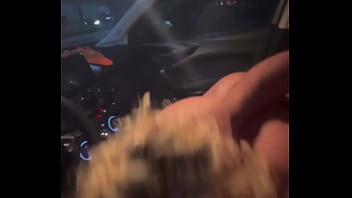 O namorado da minha enteada me fodeu no carro no posto de gasolina e eu pedia mais rola chamando ele de amorzinho