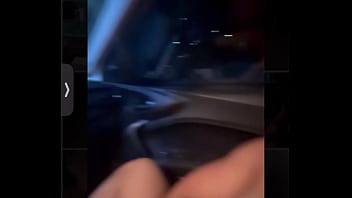 O namorado da minha enteada me fodeu no carro no posto de gasolina e eu pedia mais rola chamando ele de amorzinho