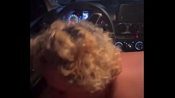 O namorado da minha enteada me fodeu no carro no posto de gasolina e eu pedia mais rola chamando ele de amorzinho