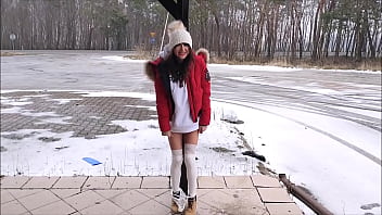 Mocny orgazm zimą przy drodze