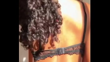 Negrinha tezuda mostrando o bikini gostosa