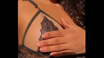 Negrinha tezuda mostrando o bikini gostosa