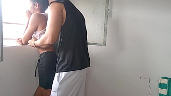 Follandome a mi hermanastra al lado de la ventana con cuidado de que los vecinos no nos vean