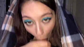 Минет крупным планом в видео от первого лица sugary kitty сосет член под одеялом Кончи в рот