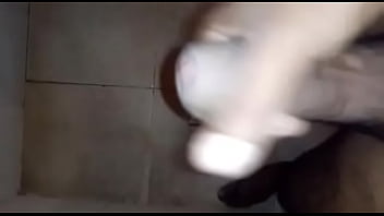 Pica gostosa derramando leite