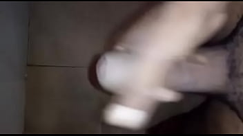 Pica gostosa derramando leite