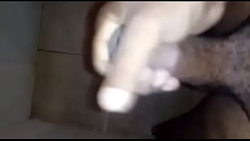 Pica gostosa derramando leite