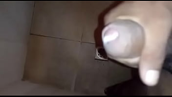 Pica gostosa derramando leite