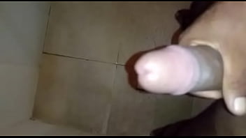 Pica gostosa derramando leite