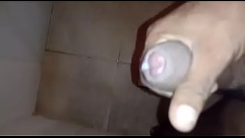 Pica gostosa derramando leite