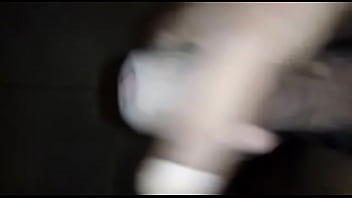 Pica gostosa derramando leite