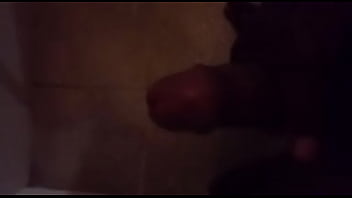 Pica gostosa derramando leite