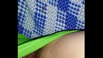 Filmando safada mostrando a buceta