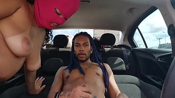 Novinha pagou a corrida com sexo e deixou o motorista gozar dentro pimenta doce completo no ️red