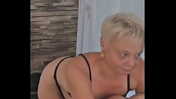 Mon gros cul bien rond se montre peu à peu tu veux en voir plus