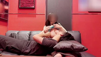 【個人撮影】カラオケデート中に可愛い彼女の色白美乳を赤ちゃんのように吸いまくる japanese amateur hentai