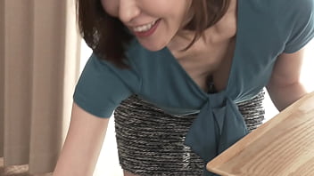 「久しぶりね。達也君」笑顔で迎えてくれた悠は昔と変わらず美しかった。達也にとって悠は 馴染みの母親であると同時に初恋の人。篠田の家に遊びに来た本当の目的は悠に会うためだった。だが悠が夫と電話で話している声を聞き、悠が欲求不満に陥っていることを知って達也の気持ちは大きく揺らぐ。 thumbnail