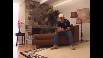 Kurt baise la génie de la lampe sur son canapé vidéo complète