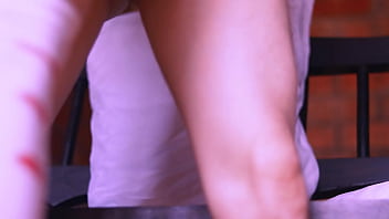 La mejor amiga y el profesor compartieron una risa suave mientras sus manos se rozaban