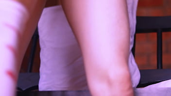 La mejor amiga y el profesor compartieron una risa suave mientras sus manos se rozaban