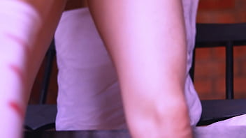 La mejor amiga y el profesor compartieron una risa suave mientras sus manos se rozaban