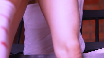 La mejor amiga y el profesor compartieron una risa suave mientras sus manos se rozaban