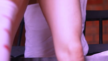 La mejor amiga y el profesor compartieron una risa suave mientras sus manos se rozaban