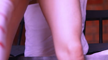 La mejor amiga y el profesor compartieron una risa suave mientras sus manos se rozaban