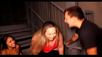 Putaria na escadaria de saida de emergencia