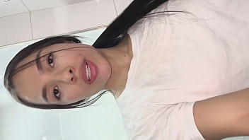 Un Día Normal En El Gimnasio Me Calenté Mirando Pollas Y Con Muchas Ganas Me Masturbe En La Ducha Del Gym thumbnail