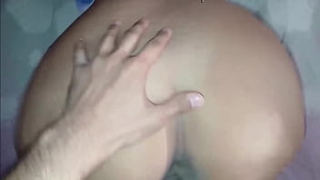 Gimiendo y gritando con cada estocada de su pene en mí