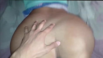 Gimiendo y gritando con cada estocada de su pene en mí