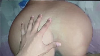 Gimiendo y gritando con cada estocada de su pene en mí