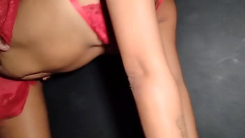 Novinha fode com desconhecidos na festa de swing enquanto o corno do marido se masturba assistindo sua puta levar leite