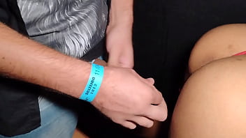 Novinha fode com desconhecidos na festa de swing enquanto o corno do marido se masturba assistindo sua puta levar leite