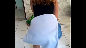 Novinha dançando funk no quintal