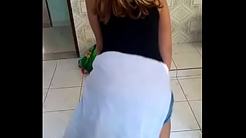 Novinha dançando funk no quintal