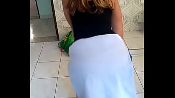 Novinha dançando funk no quintal