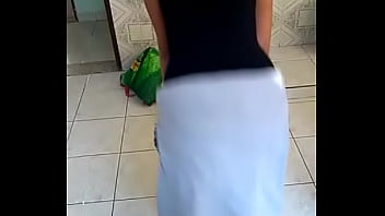 Novinha dançando funk no quintal