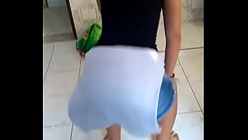 Novinha dançando funk no quintal