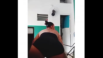 A safada do bairro rebolando