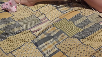 Sensual baile con los pies y consolador