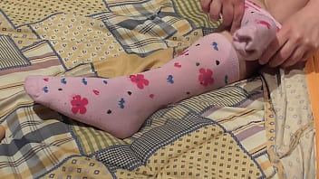 Sensual baile con los pies y consolador