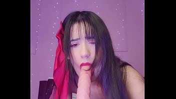 Namorada faz video agradecendo pelos chocolates e no fim cavalga no consolo grande waifus juice