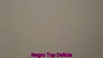 A novinha casada não pode mostrar o rosto por isso ficou de máscara A novinha casada não pode mostrar o rosto por isso ficou de máscara