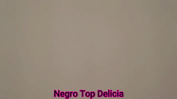 A novinha casada não pode mostrar o rosto por isso ficou de máscara A novinha casada não pode mostrar o rosto por isso ficou de máscara