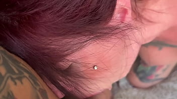 Tirei a camisinha para sentir o pau entrar