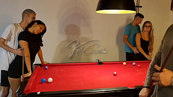 Apostamos com as meninas na sinuca que quem perdessem teria que pagar um castigo o delas foi dar pra nós